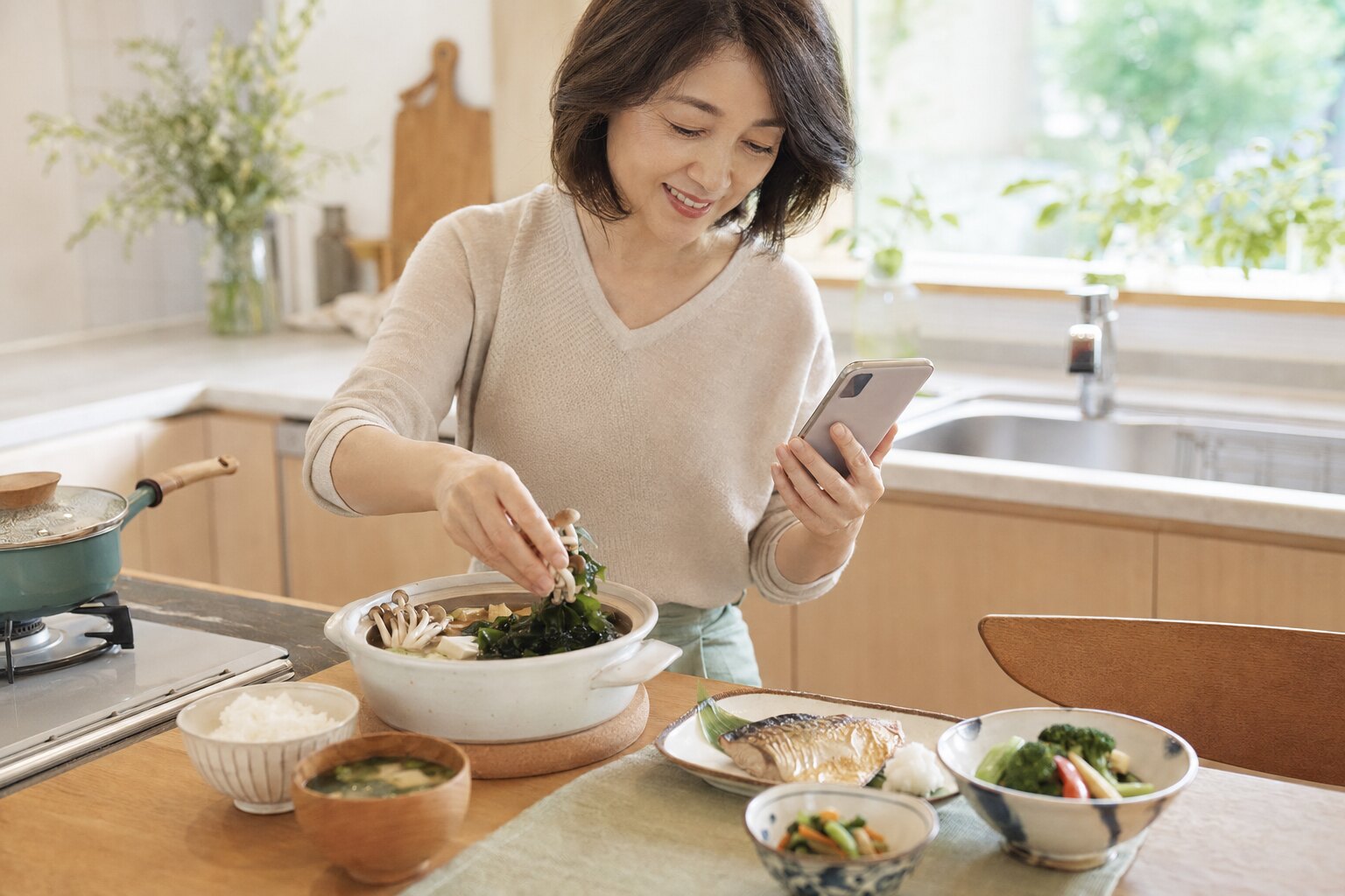 AIの提案を見ながら夕食を整える